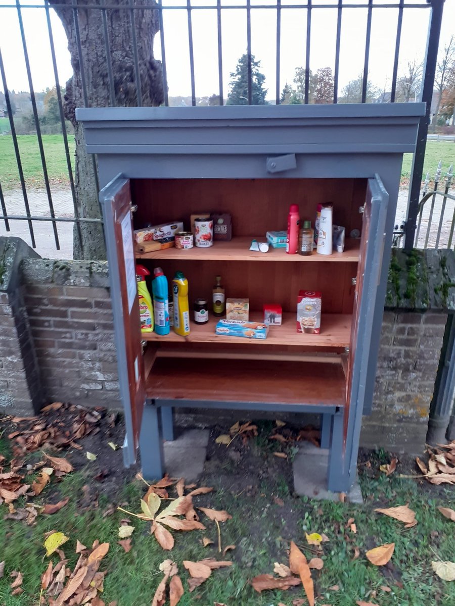 NL: Een buurtkastje is een kastje met daarin allerlei (verzorgings)producten en soms ook kleding, speelgoed of boeken. Je vindt ze bij mensen in de (voor)tuin, in buurthuizen of op andere openbare plaatsen. Op deze kaart vind je (bijna) alle buurtkastjes! buurtkastjeskaart.nl