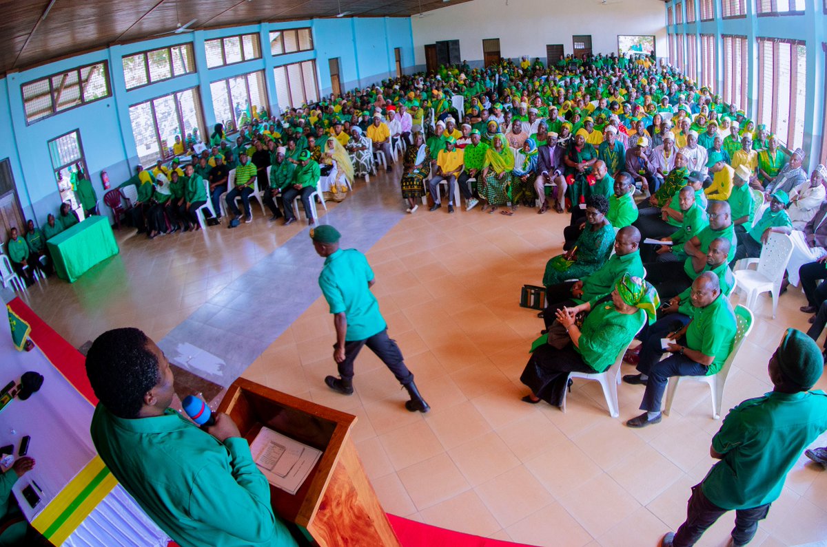 ccm_tanzania's tweet photo. Katibu Mkuu wa Chama Cha Mapinduzi (CCM), Balozi Dkt. Emmanuel John Nchimbi akizungumza na wanachama na viongozi wa ngazi mbalimbali wa CCM katika Ukumbi wa Kagwa, Lindi mjini. https://t.co/efPWkeCCA7