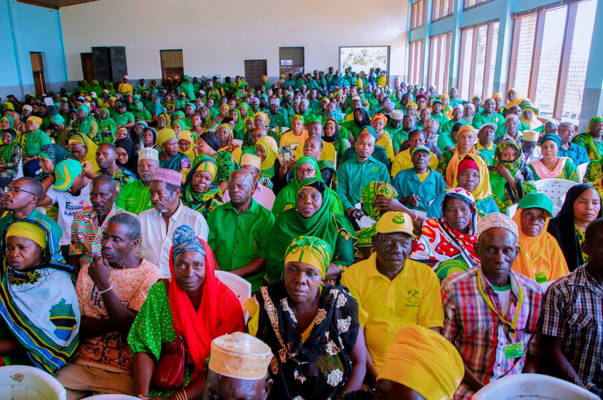 ccm_tanzania's tweet photo. Katibu Mkuu wa Chama Cha Mapinduzi (CCM), Balozi Dkt. Emmanuel John Nchimbi akizungumza na wanachama na viongozi wa ngazi mbalimbali wa CCM katika Ukumbi wa Kagwa, Lindi mjini. https://t.co/efPWkeCCA7