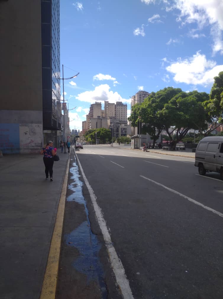 #30Jul 9:38am #Caracas #RecorridoReporteYa 
Sin actividad comercial amanece hoy La Hoyada, en el centro de Caracas.