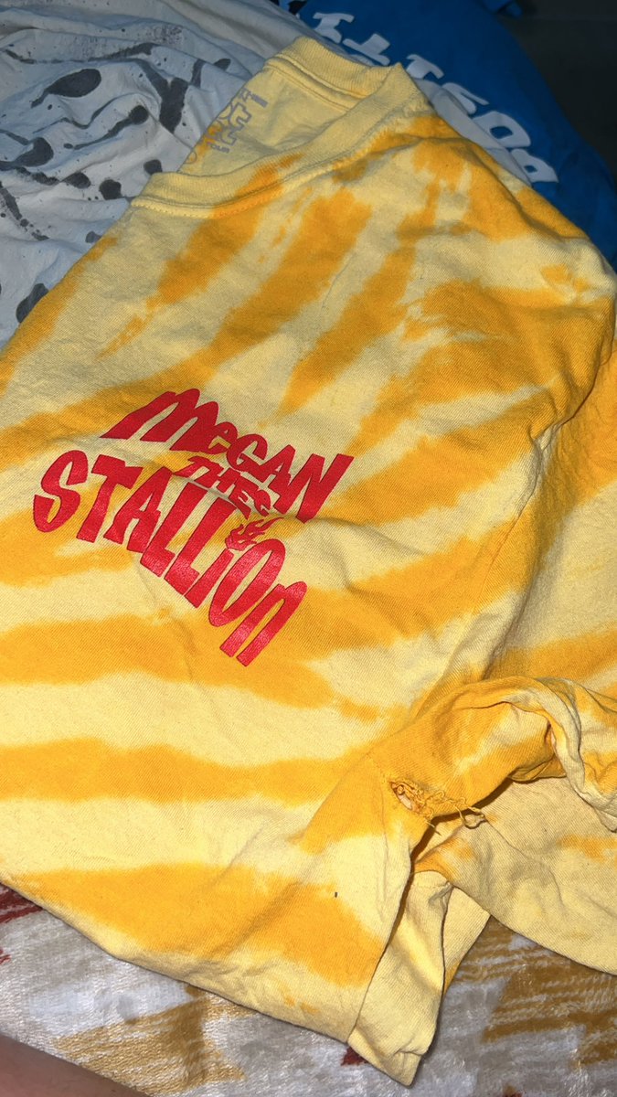 BlueyeLiteBrite's tweet photo. So salty I’ve only got to wear my shirt from @theestallion tour three times and it already has a hole in the seam 😢 #hurt https://t.co/znWNzb7Diu