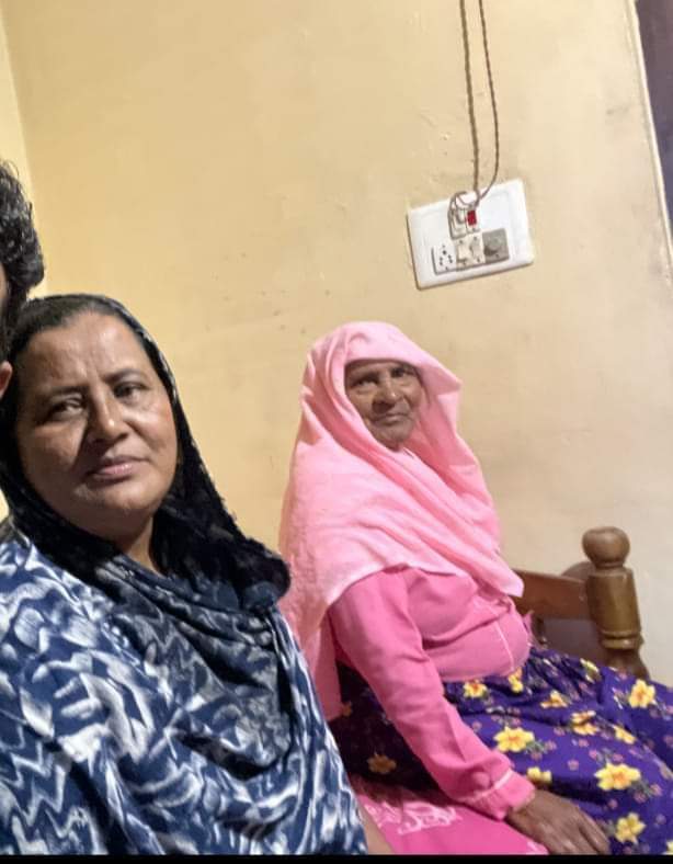 കൂട്ടുകാരൻ്റെ പോസ്റ്റ് ആണ്.
 
എന്റെ പെങ്ങളും അവളുടെ ഉമ്മയും ആണ്. ഏതെങ്കിലും ക്യാമ്പിലോ ഹോസ്പിറ്റലിലോ കണ്ടാൽ  അറിയിക്കുക.. ഇന്നലെ ഉരുൾ പൊട്ടലിന് ശേഷം (ചൂരൽ മല ടൗണിൽ ആണ് താമസം) വിളിച്ചിട്ട് കിട്ടുന്നില്ല. ഇവരെ കുറിച്ച് ഇത് വരെ ഒരു വിവരവും ഇല്ല. 

1/2