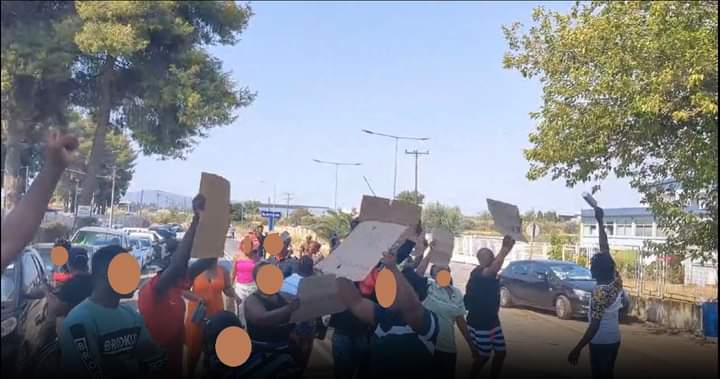 Διαδήλωση ενάντια στον βίαιο anti-black ρατσισμό μέσα στο στρατόπεδο προσφύγων της Ριτσώνας. Οι διαδηλωτές/τριες έχουν μπλοκάρει το δρόμο, &amp; αρνούνται να δεχτούν το φαγητό. 
#Refugeesgr 
facebook.com/share/p/L7cVC2…