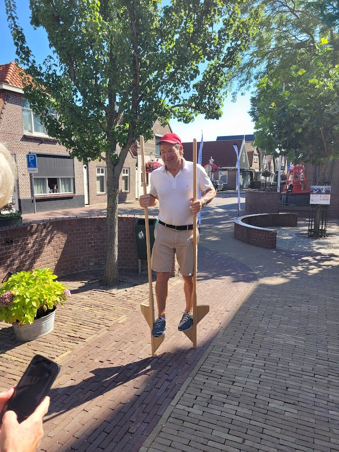 Al hoe oud of jong je bent, het blijft leuk om even te proberen. Kijken of je het nog kunt, stelten lopen.