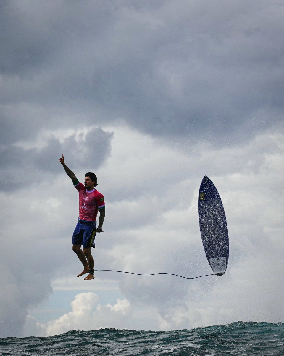 Iconic Photography of Gravity with the Surfer Gabriel Medina 🇧🇷🏄‍♂️ from Paris 2024 Olympics 🏆 by Jerome Brouillet / AFP #paris2024