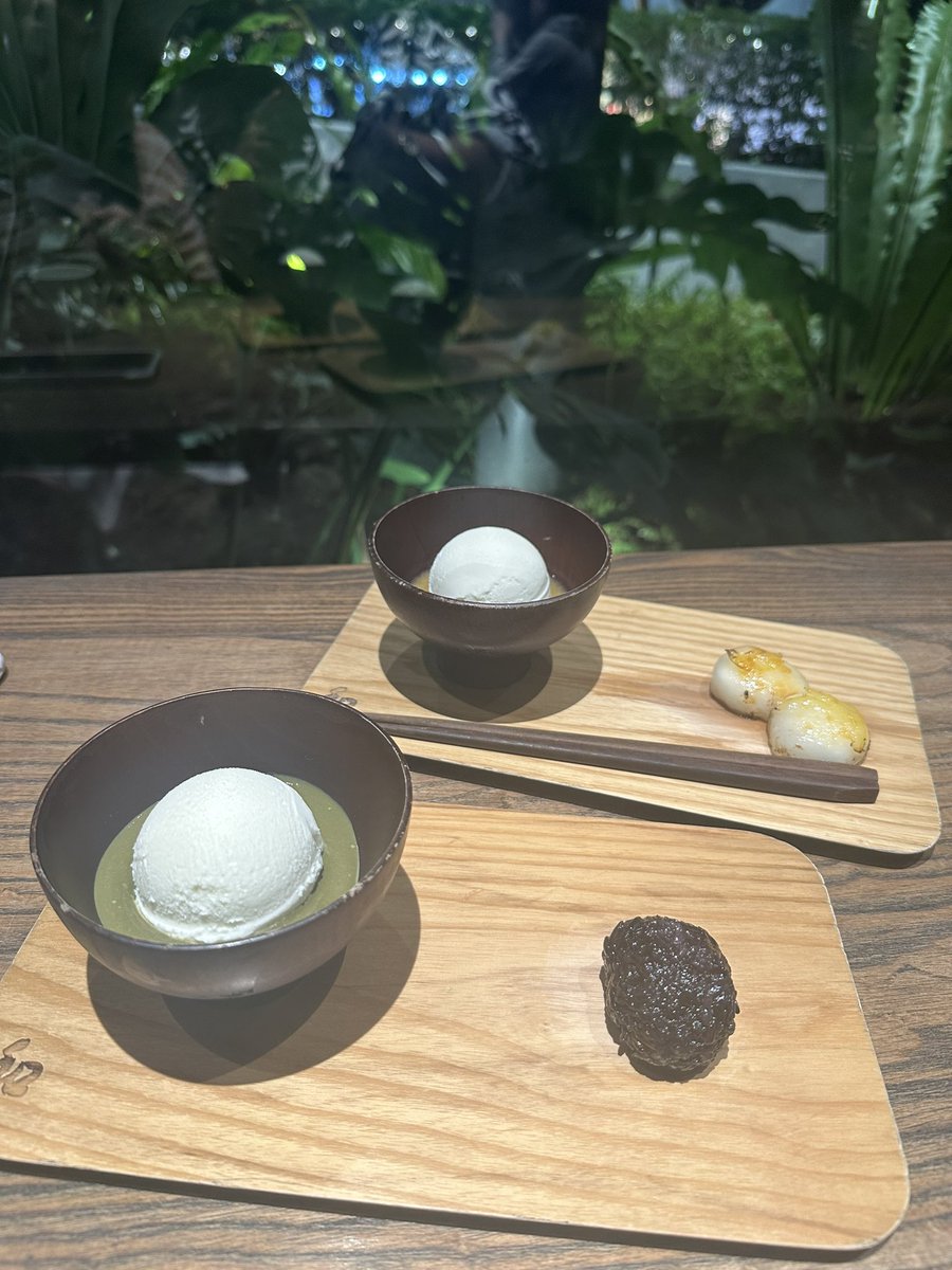 SomMyTt's tweet photo. แต่ละมื้อแต่ละเดย์ หาแต่ขออร่อยอีส~ชอบอันนี้มาก Hojicha cream เป็นไอติมนมกับซอสโฮจิฉะเสิร์ฟพร้อมข้าวเหนียวดำ ชาเข้มหอมมากกินกับไอติมนมคือเข้ากันสุดๆ💚
📍Peace Oriental Teahouse, Velaa Sindhorn village https://t.co/iCKpjohwKJ