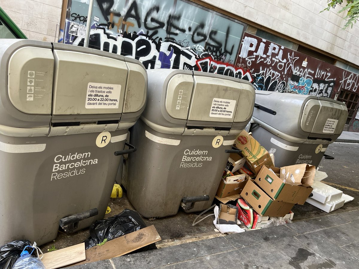 ravalparatodos's tweet image. Hoy en #rutaporelraval empezamos con #ErasmedeJaner #raval #ravalabandonat #barcelona @Bcn_CiutatVella @copaamericavela @barcelona_010 @bcn_ajuntament 
Junto a los contenedores vacíos, pero llenos de basura, cabe una furgoneta de compra/venta ilegal de chatarra.