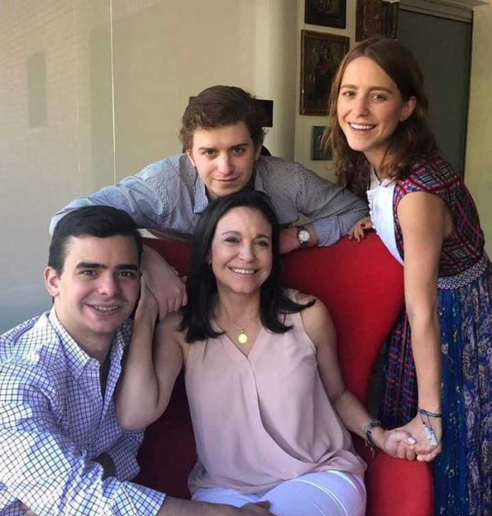 Mientras unos pasaran 6 años presos, los hijos de la sayona están en Miami.
Piensa y analizalo, ya queda en tí. 

#CarcelPaLaSayona