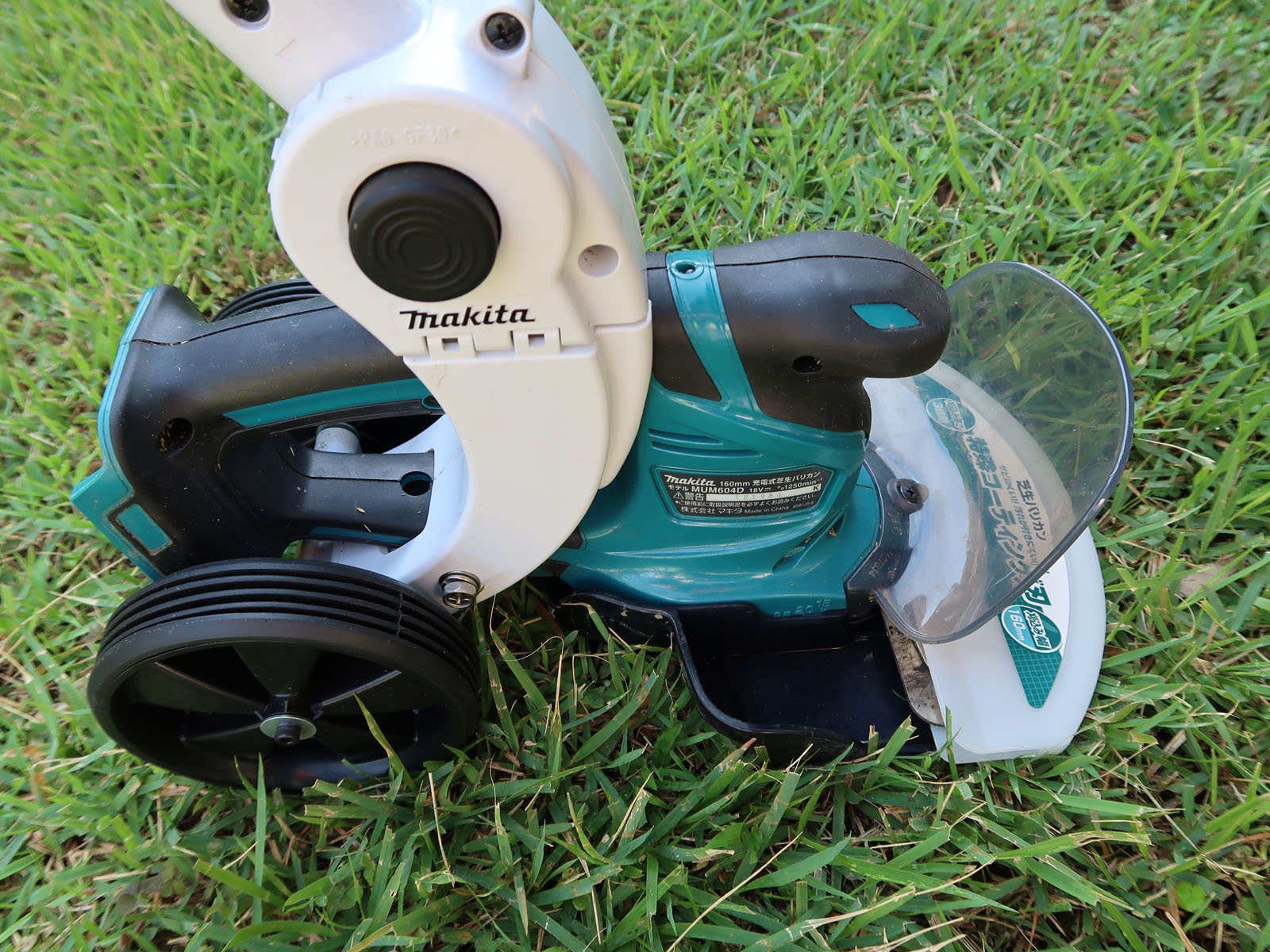 Makita MUM602D + 芝生バリカン用ロングハンドルアタッチメント マキタ 芝生バリカン用ロングハンドルアタッチメント キャスタ付