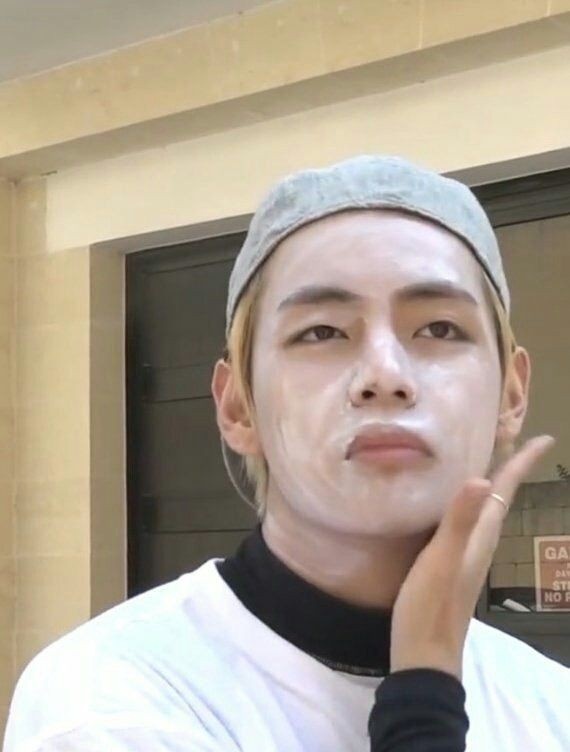 thv_taehyung_h's tweet photo. The moment with Kim Taehyung that made you laugh the most ✨ thread ✨ https://t.co/zWlvjAApNo