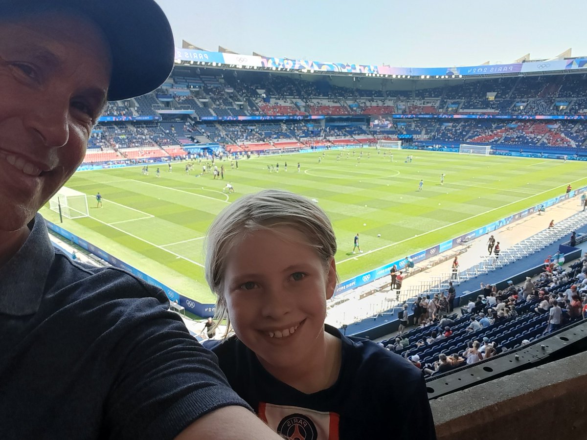 McInteach's tweet photo. Hot hot hot in Paris. Uzbekistan Vs Dominican R. not quite setting the world on fire. https://t.co/LRB4aUAFGo