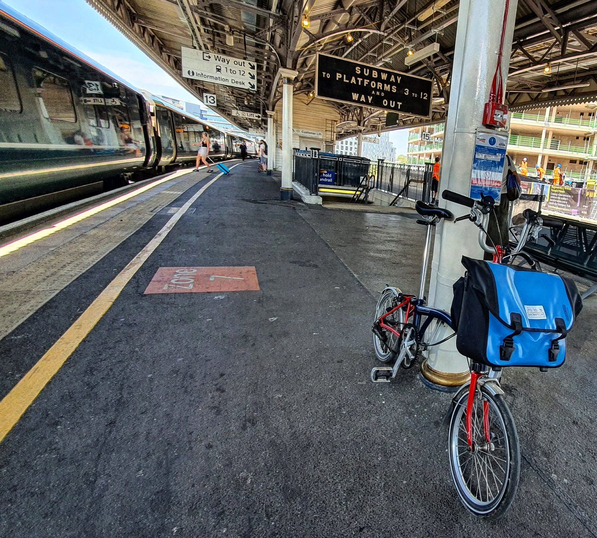 KaiserWheelhelm's tweet photo. All forms of two wheels this week..
#Bristol
#brompton 
#train
#GWR https://t.co/LSE4LygvKc