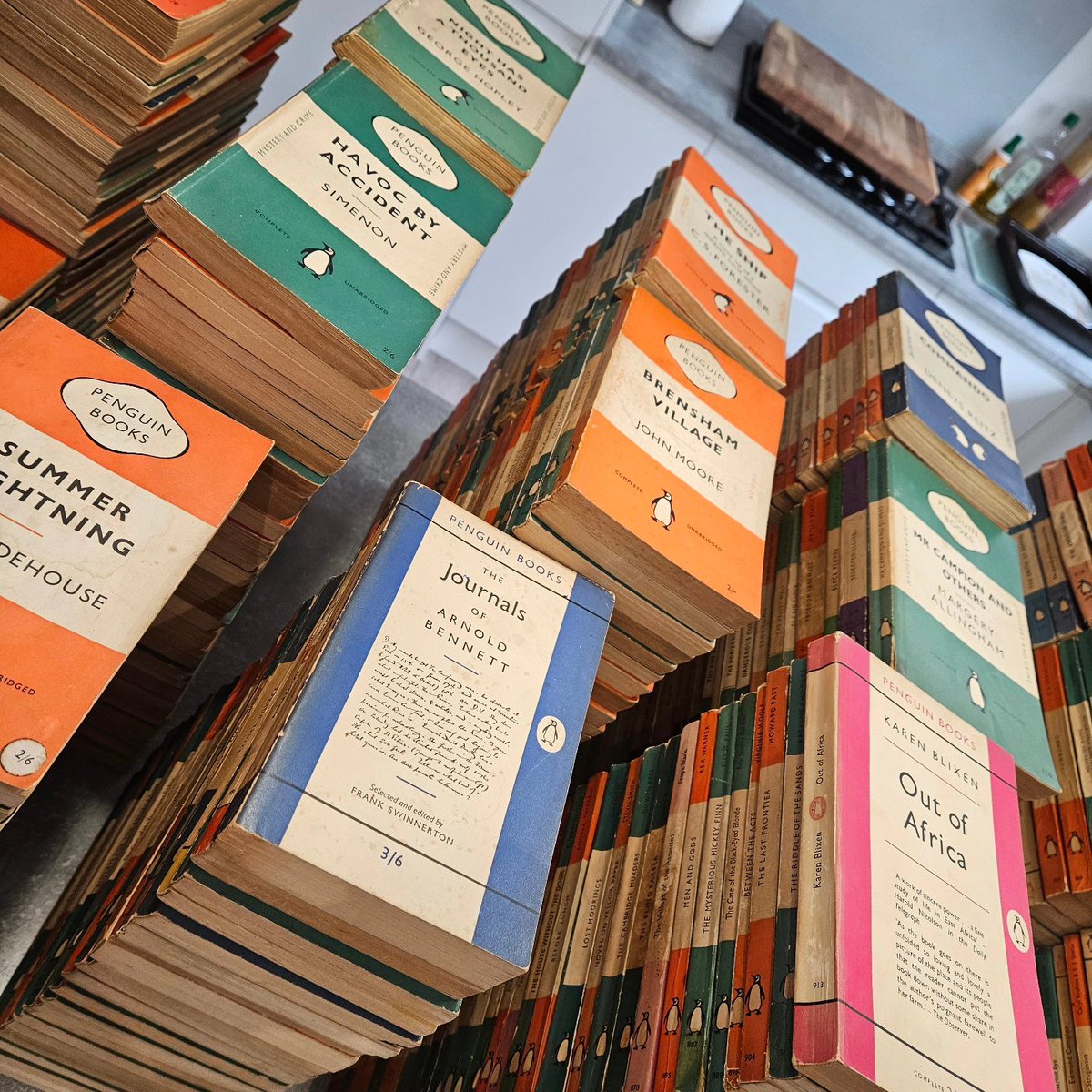 julesburt's tweet photo. Piles and piles of vintage Penguins. These are all doubles and spare. If you have a wants list, for main series Penguin Books numbers 500 to 3200 and Puffin Story Books 1 to 400, please drop me an DM. 🙂 https://t.co/uACWpIudRJ