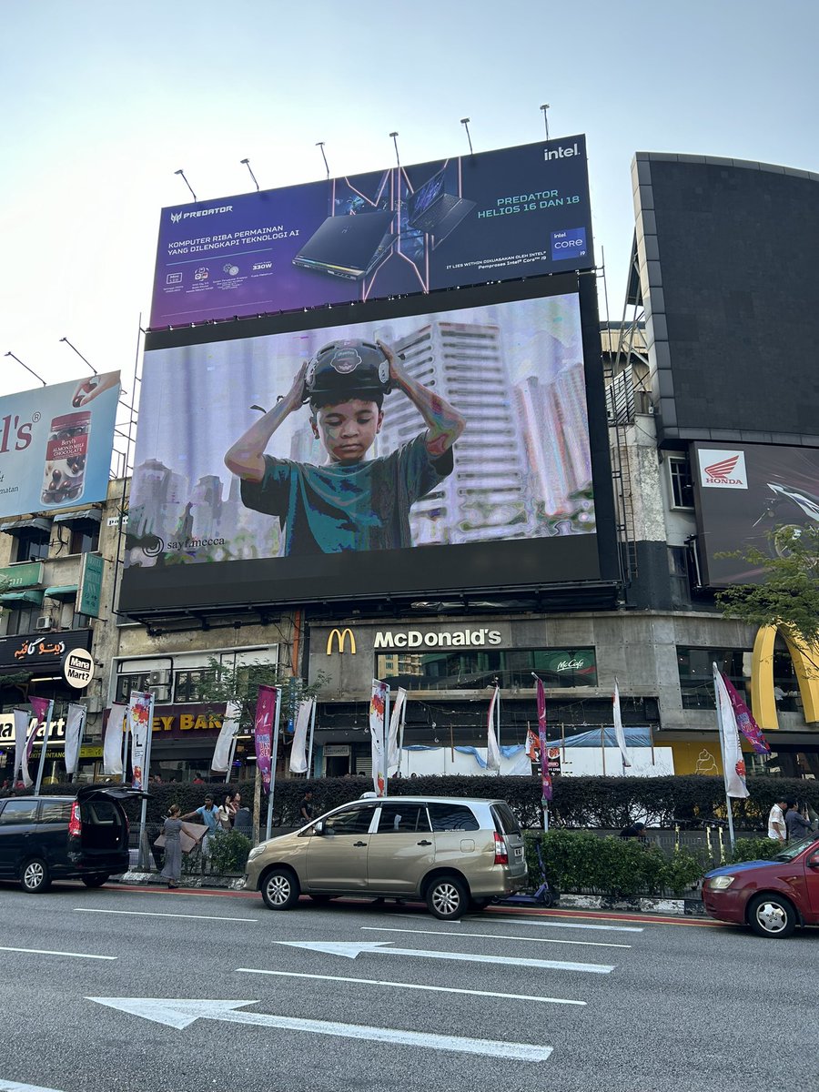 _weahxx's tweet photo. Surprise birthday dia dekat billboard bukit bintang 😂😂���� https://t.co/ljksHsAAjB