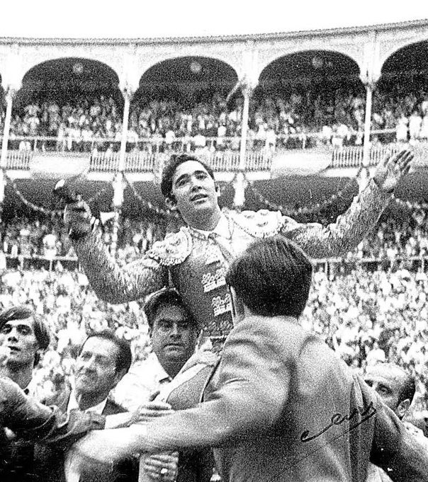 En una época como la actual, con un escalafón tan mediocre en el que apenas hay figuras de referencia, sobresalen aún más toreros como Paco Camino. Figuras auténticas, de las de verdad, que lo fueron porque mandaron en el toreo.

Toreros que daban la cara donde había que darla,