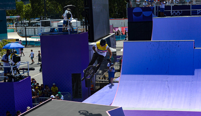¡QUEENSARAY ES FINALISTA! ¿Y se imaginan donde tuviera una pista de verdad, verdad? Hoy nos vamos de hilo 🧵con lo que han hecho, con las uñas, la familia Villegas Serna y su entrenador Alejandro para esta final olímpica de BMX Freestyle en #PARIS2024  . ¡Vamos carajo!