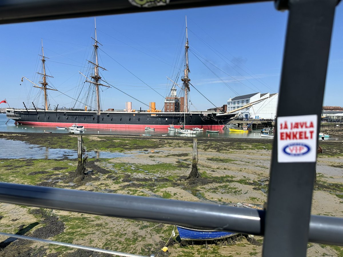 Fregatten HMS Warrior fra 1860. Verdens første jernarmerte krigsskip. Like uovervinnelig som Vålerenga. Så jævla enkelt! @OsloUltras <a href="/ValerengaOslo/">Vålerenga Fotball Elite</a>