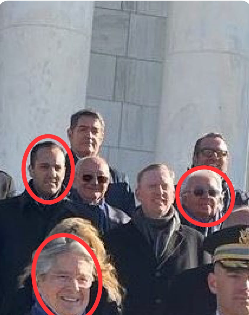 patynunezCh's tweet photo. ¿Holguin un "amigo fiel" del gran padrino? Sale nombrado en los audios de Carrera y Cherrez, y en fotos muy explícitas.
"Dime quién te nombra y te diré quién eres".

              #ElAudio.        //.          #LaFoto https://t.co/BDmF14JUtB