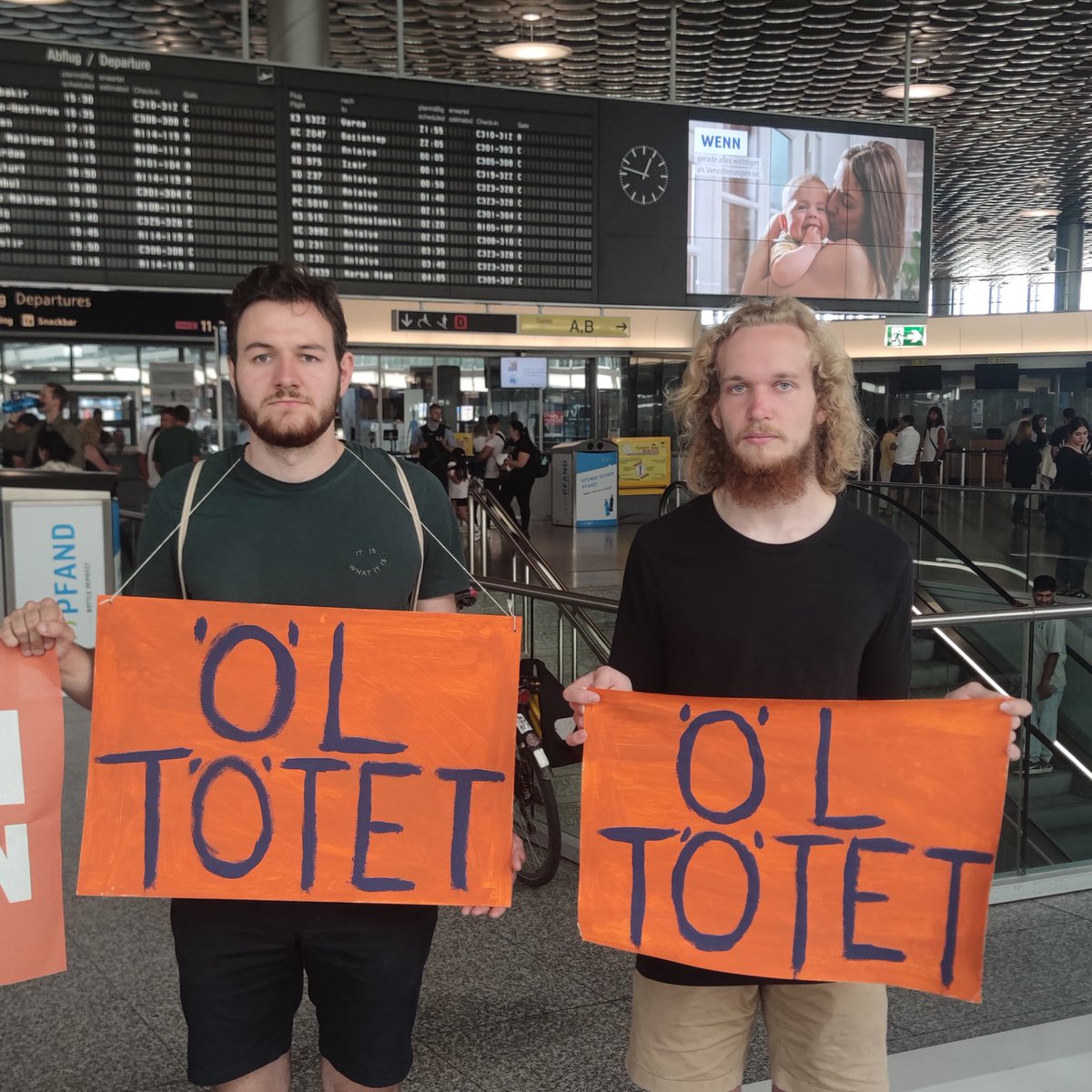 _oilkills's tweet photo. OIL KILLS signs being held at Hannover-Langenhagen Airport.
@AufstandLastGen
#OilKills #RefuseToDie
Donate to support: https://t.co/TY36EkE8C0 https://t.co/yei7gXZROU