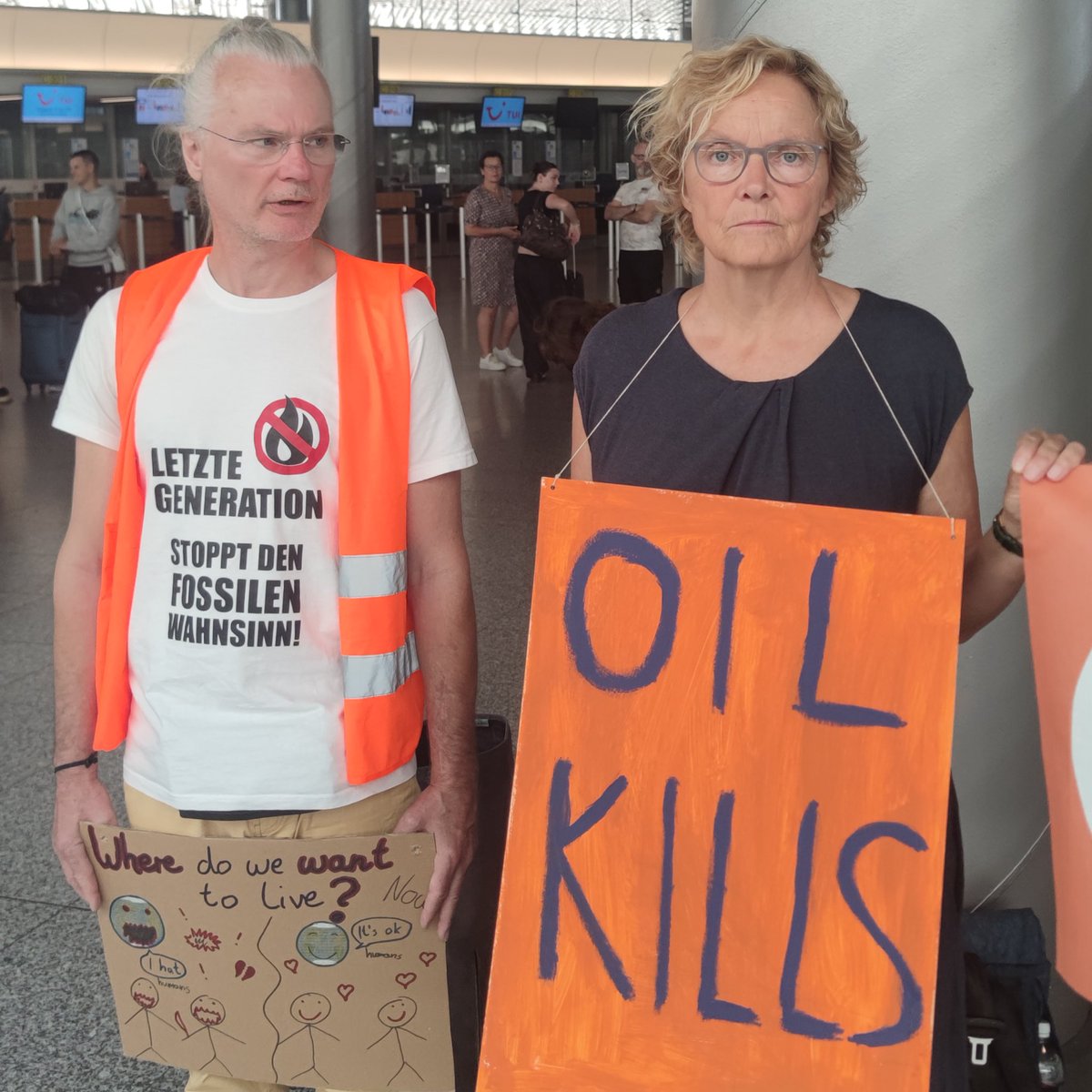 _oilkills's tweet photo. OIL KILLS signs being held at Hannover-Langenhagen Airport.
@AufstandLastGen
#OilKills #RefuseToDie
Donate to support: https://t.co/TY36EkE8C0 https://t.co/yei7gXZROU