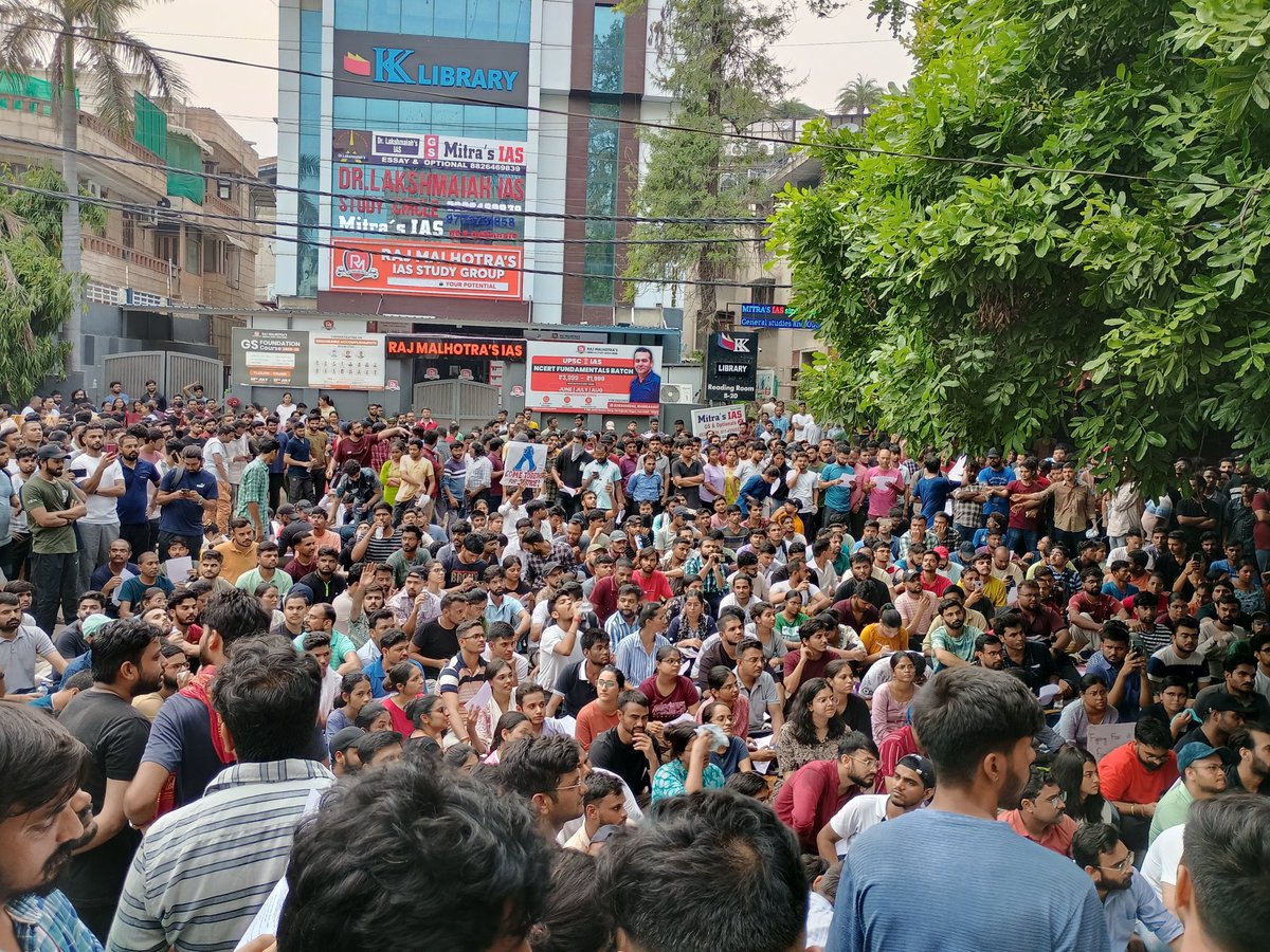 Amondeep_025's tweet photo. A Peaceful and Organised Protest being executed by Aspirants in ORN, Delhi. 
Let's Unite and fight till our demands are accepted.
#DelhiCoachingCenterIncident 
#DelhiTragedy 
#AspirantsLifeMatter. https://t.co/fSCyp4MdAY