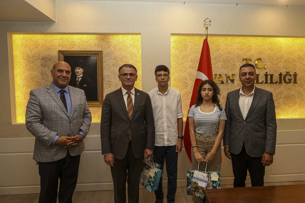 2024 LGS şampiyonu olan öğrencilerimiz, Arya GÜNDÜZ ve Fatih Kerem ALGAN Van Valimiz Sayın Dr. Ozan BALCI tarafından ödüllendirilerek  tebrik edildi 🏆👏
@drozanbalci 
<a href="/AtlihanMumtaz/">Mümtaz ATLIHAN</a> 
<a href="/bahcesehir_k12/">Bahçeşehir Koleji</a> 
<a href="/EnverYucel/">EnverYucel</a> 
@dagozlem 
<a href="/ismailK08300410/">İsmail Karaman</a>