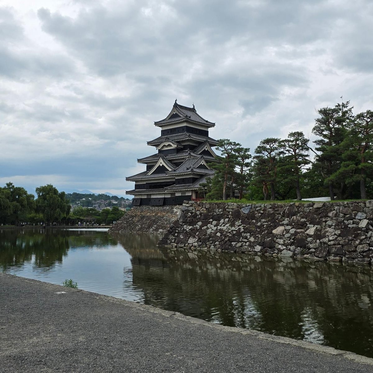 aaaa1525151's tweet photo. 松本城は、長野県松本市に位置する日本の城郭であり、国宝に指定されている代表的な天守閣を持つお城です。

**歴史的背景:**
- 松本城は、戦国時代から江戸時代初期にかけて築かれた城。 https://t.co/26fb6mYPJf