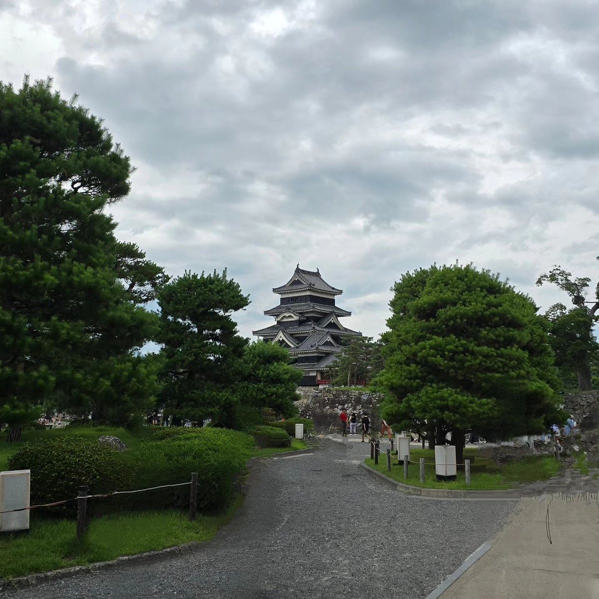 aaaa1525151's tweet photo. 松本城は、長野県松本市に位置する日本の城郭であり、国宝に指定されている代表的な天守閣を持つお城です。

**歴史的背景:**
- 松本城は、戦国時代から江戸時代初期にかけて築かれた城。 https://t.co/26fb6mYPJf