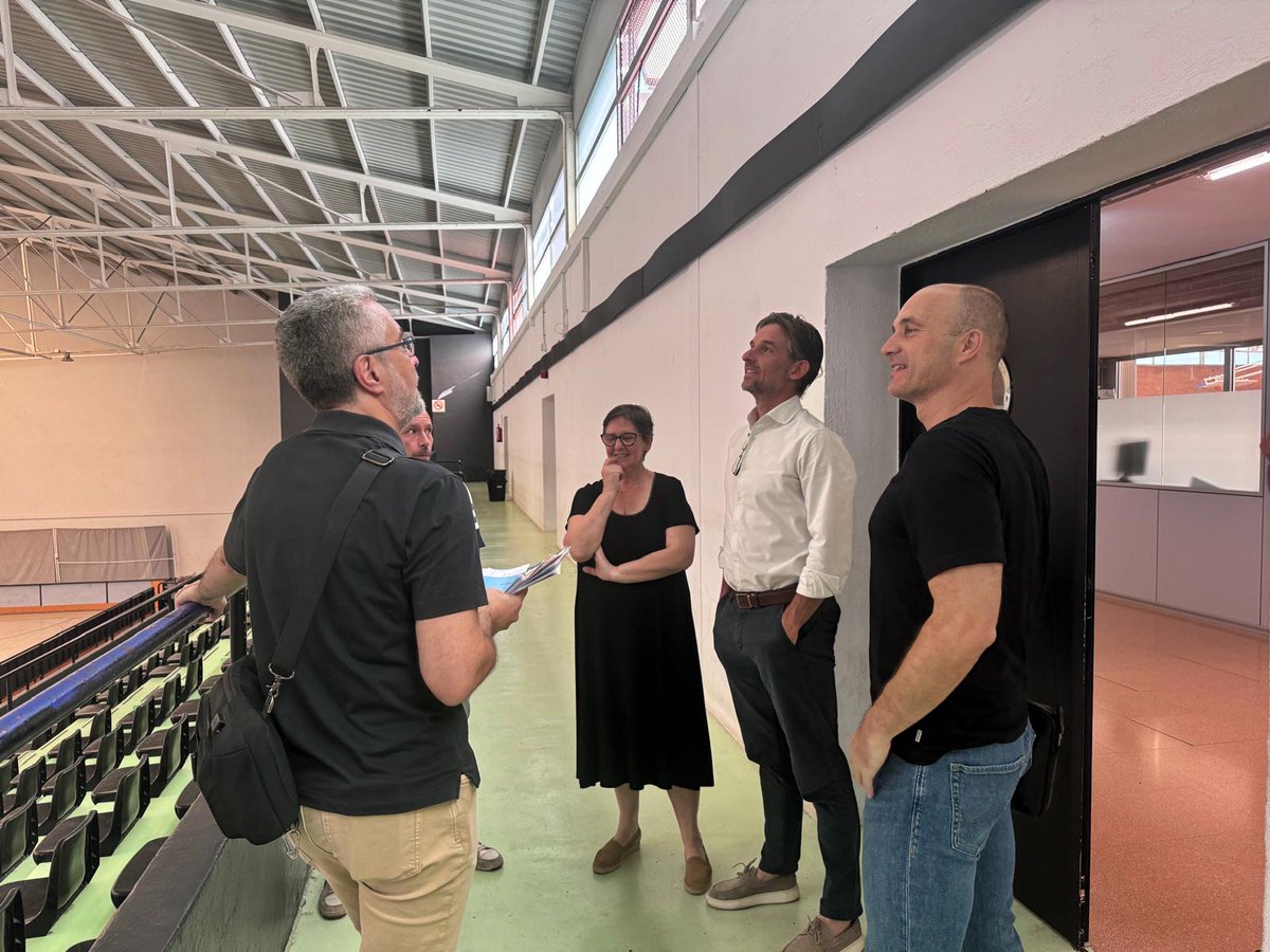 Millorem el Poliesportiu Municipal:
✅ Actuació a la pista 2 per arreglar tota la superfície i allargar la seva vida útil un mínim de 15 anys més.
✅ Actuació a la lluerna de la pista 1 per a solucionar els problemes de goteres.
Les obres finalitzaran la segona quinzena d'agost.