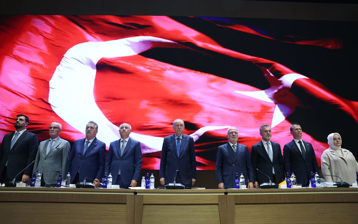 Akparti's tweet photo. Genel Başkanımız ve Cumhurbaşkanımız Recep Tayyip Erdoğan, Genel Merkez'de düzenlenen Genişletilmiş İl Başkanları Toplantımıza katıldı. https://t.co/mnqhuDQ5xX