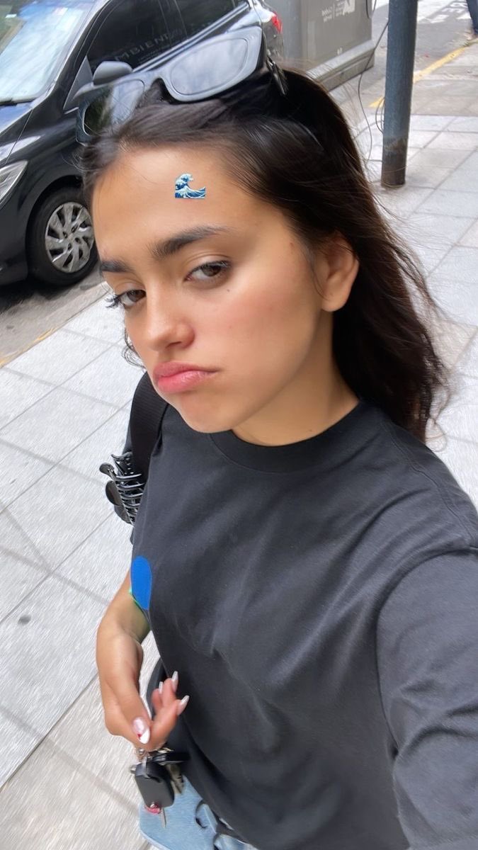 — Tá com ciúmes? 
— Tô não 
— Então manda foto sorrindo