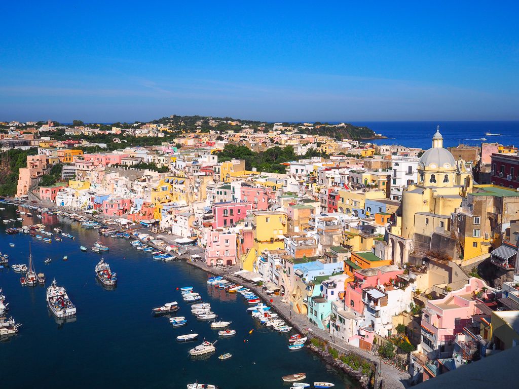 MapandFamily's tweet photo. Where's hot in September in Europe? If you're planning a late summer break this guide will help you pinpoint the warmest beaches and cities. #travelblog #europe #traveltuesday https://t.co/9PiFWwfXS9 https://t.co/vaz1xedXWv