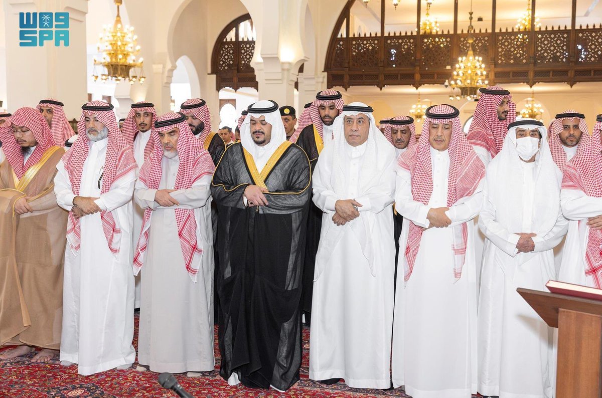 SaudiNews50's tweet photo. نائب أمير الرياض يؤدي صلاة الميت على محمد بن حمد العيسى.

- https://t.co/x6SvkCIcsO