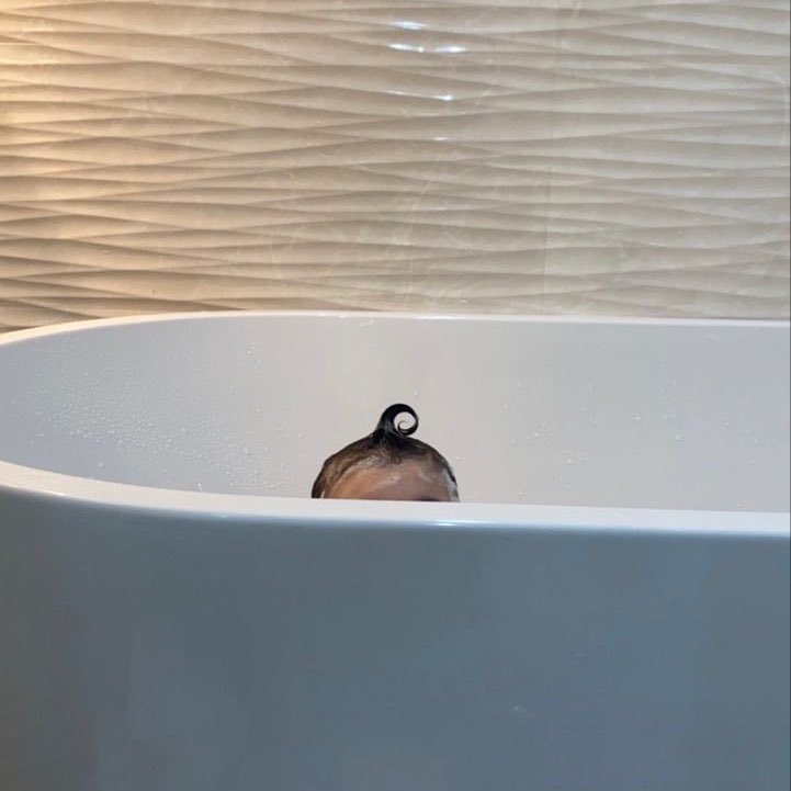 ทำไมไม่ยอมอาบน้ำล่ะลูก

กัว ม มิมิ้บ้านเลามีผี พิ่กัว

ผีอยู่ไหนลูก ไม่มีค่ะ

นั่นแงะ ผีหัวขาวนั่งรออยุ่น่าห้องนั้ม

คุณลูกขา นั่นป่าป๊าค่ะคนเก่ง