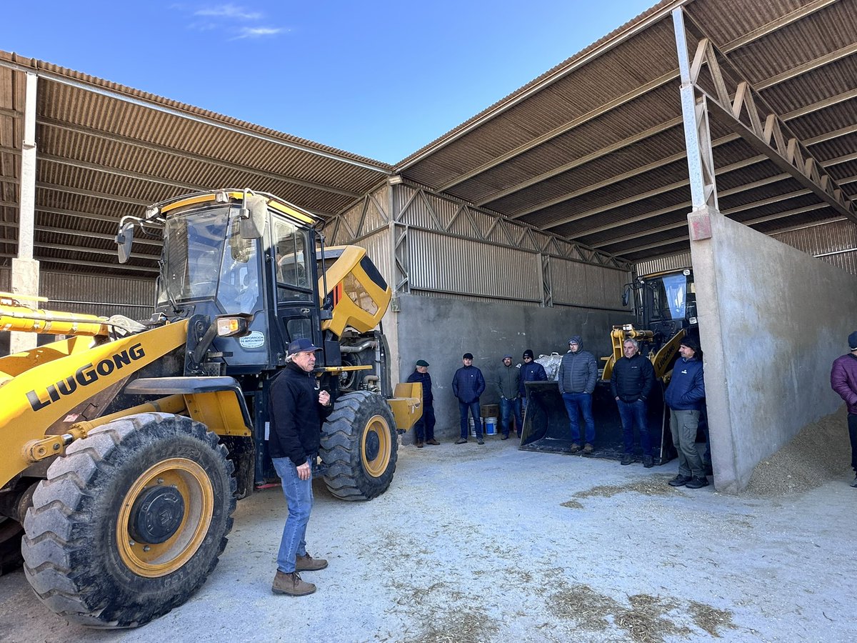 corporacionuy's tweet image. Jornada de demostración de pala cargadora #liugong modelo 835H con especialistas de fábrica. 

#corporaciondemaquinaria #comasa #feedlot