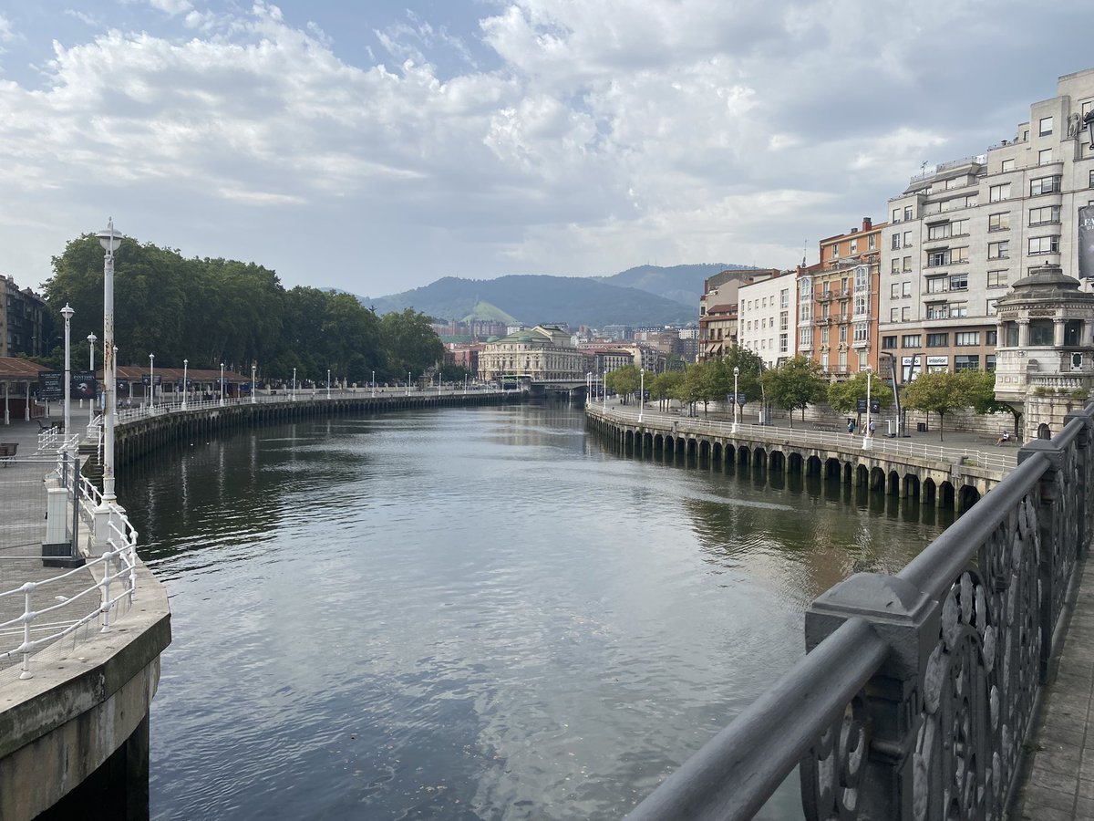 MarketingSEO_'s tweet photo. Quién dice que en agosto no se consiguen nuevos clientes. En oficina de Bilbao trabajando a tope estos días. 💪💪 https://t.co/ZaXUYZ2QSz