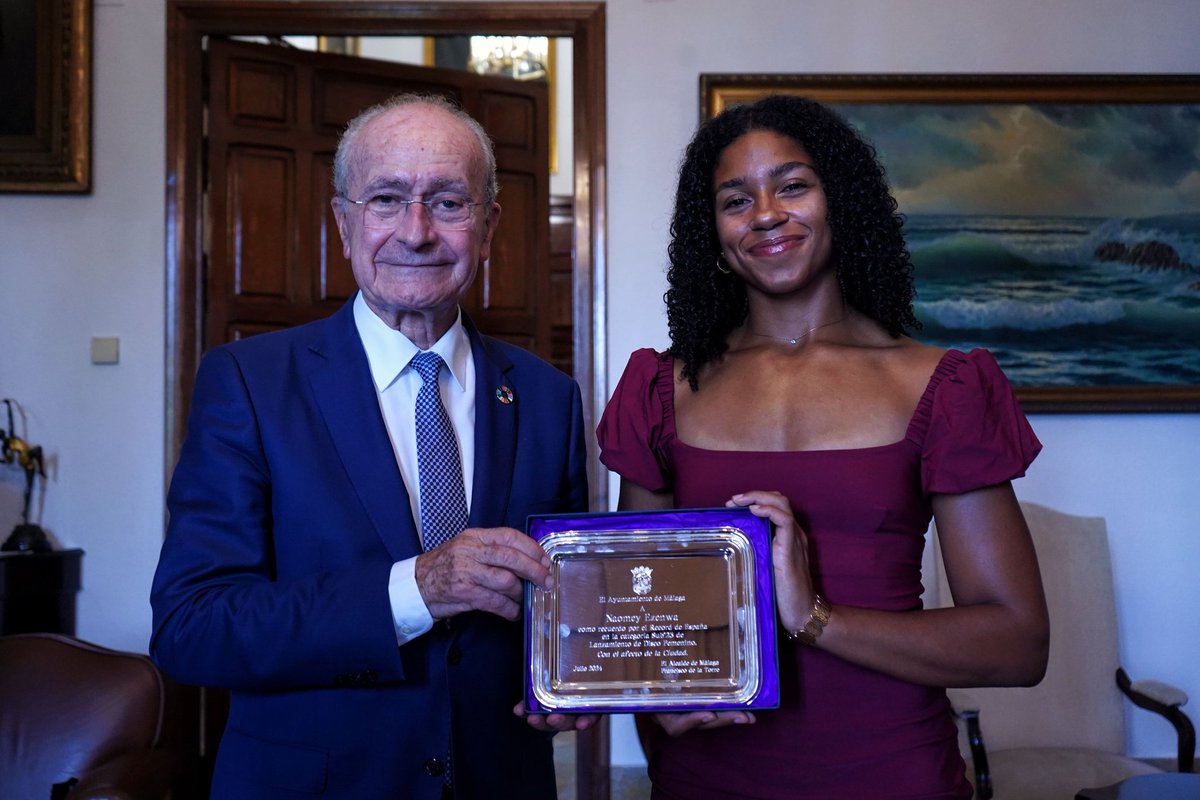 El alcalde, <a href="/pacodelatorrep/">Paco de la Torre</a>, ha recibido a la atleta Nneka Naomey, récord de Andalucía en lanzamiento de disco sub 23. Hasta el 23 de junio, ostentó la mejor marca de España con un registro de 57,66 metros, que obtuvo en la final de la Liga Iberdrola División de Honor de clubes.