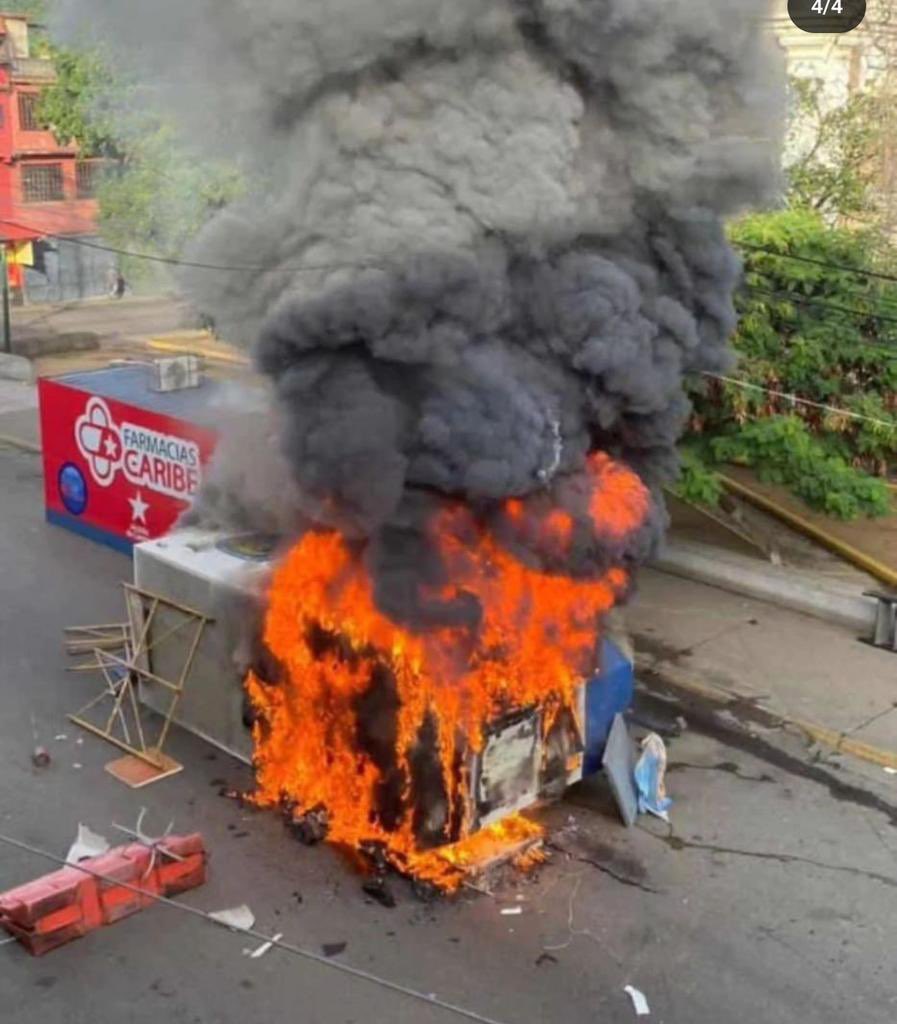 El fascismo quema farmacias móviles populares. Atentan contra las medicinas del pueblo humilde. Esta es la misma gente que buscaba hace unos días el voto de ese pueblo que ahora perjudica con sus acciones violentas. No volverán! #ComanditosDelTerror 🇻🇪#30Julio