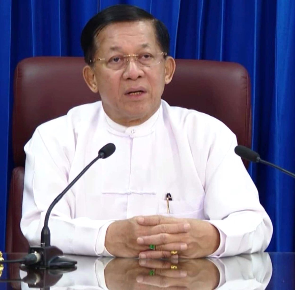 Khithitofficial's tweet photo. မြန်မာနိုင်ငံ၏ လက်ရှိ အခြေအနေအရ  စျေးကွက်စီးပွားရေးစနစ် အစား အသင့်လျော်ဆုံးဖြစ်သော သမဝါယမစနစ် ကျင့်သုံးရန် အကြမ်းဖက်မင်းအောင်လှိုင် အမိန့်ပေးပြန်
Read more->https://t.co/J5RYF7zPzs https://t.co/bEKqwFjQZl