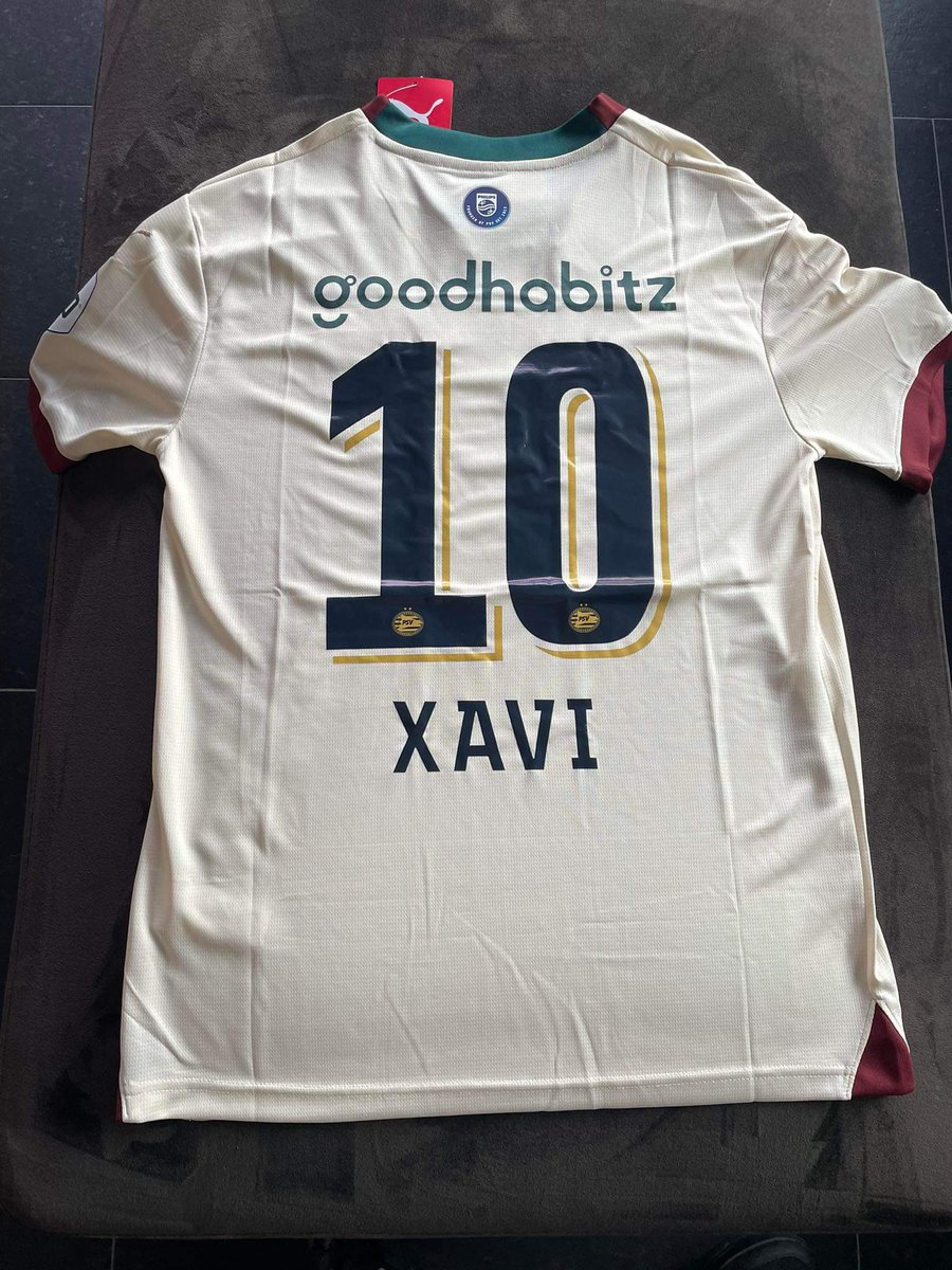 sander_mignolet's tweet photo. @OpaToivonen Xavi met 10 op nieuwe shirt, week later is die weg… https://t.co/L90p989sc3