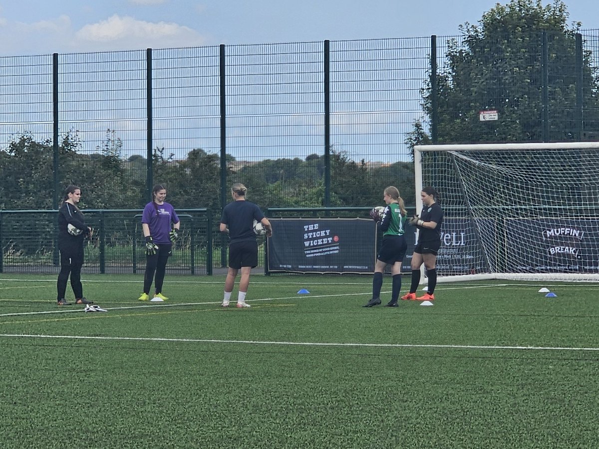 Day one done ✅⚽🧤
The keepers finished the day with handling, movement and recovery saves before a game of goalie wars!
See you all tomorrow.
