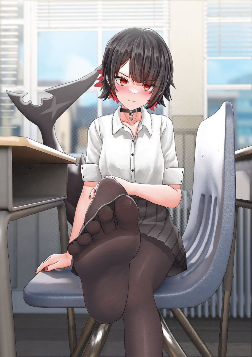 Hurry up and kiss it. You owe me after giving you a lollipop. Hurry before the professor gets back.