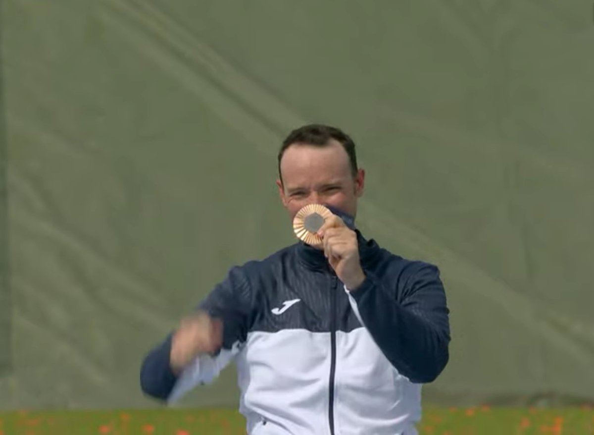 EUDeportes's tweet image. #Paris2024 | ¡Bravo, Jean Pierre! El guatemalteco recibe la medalla de bronce tras quedar en tercer lugar en foso olímpico en tiros con armas de caza 🥉👏🏻
