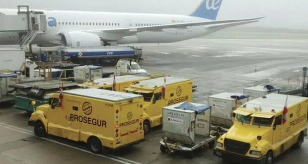MartnPeiretti1's tweet photo. 🚨AHORA🚨Sigue la fuga. Luis Caputo este mediodía volverá a fugar el oro del Banco Central, esta vez serán 7 mil lingotes de oro en 7 camiones de caudales, luego los traslada una aerolínea inglesa, los volverá a cambiar por dólares, mientras te distraen con Venezuela. https://t.co/pHgj4mAQo2