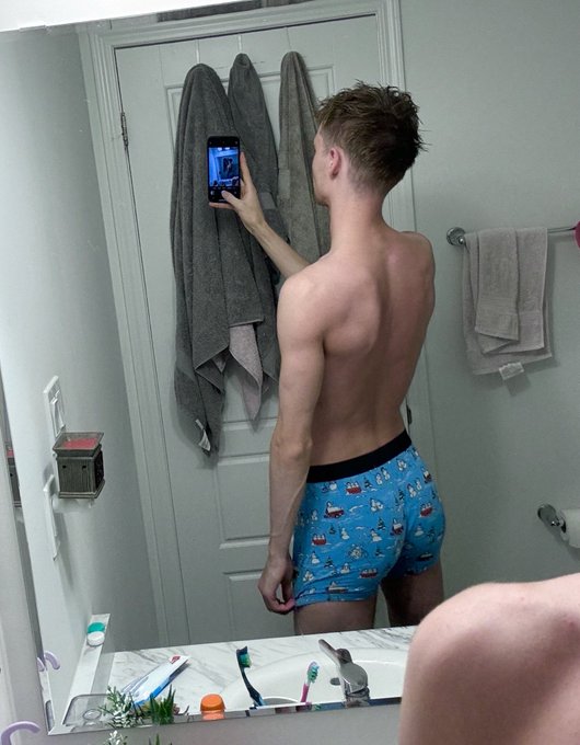 Ansel’s ass https://t.co/V1sIuGpSyD