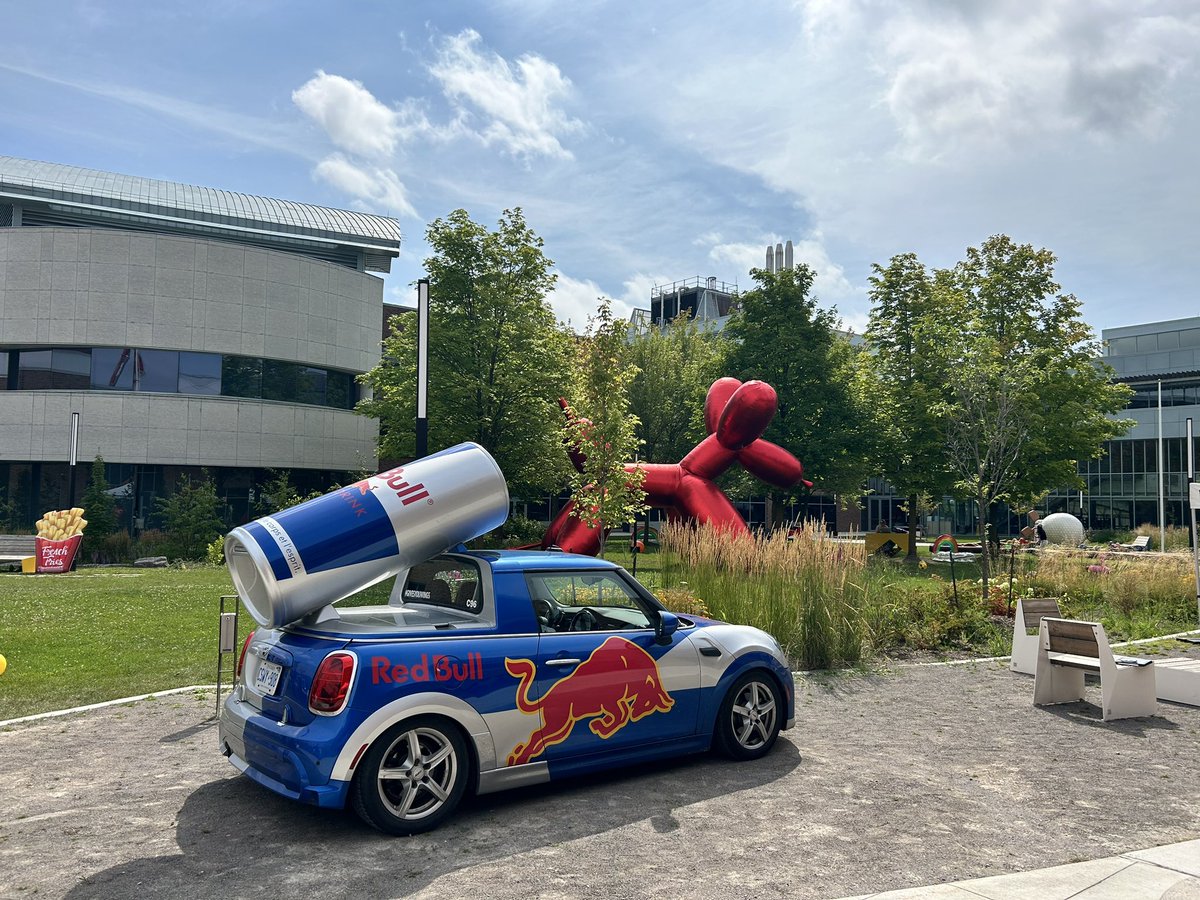 succeedwithnb's tweet image. Couldn’t be more #senecaproud of the @SenecaPoly Sports, Entertainment & Event Marketing students for their hard work in planning #sunfest. If you are in and around Seneca @ York today between 1130 and 330 come down to play games, eat yummy food and celebrate summer with us.