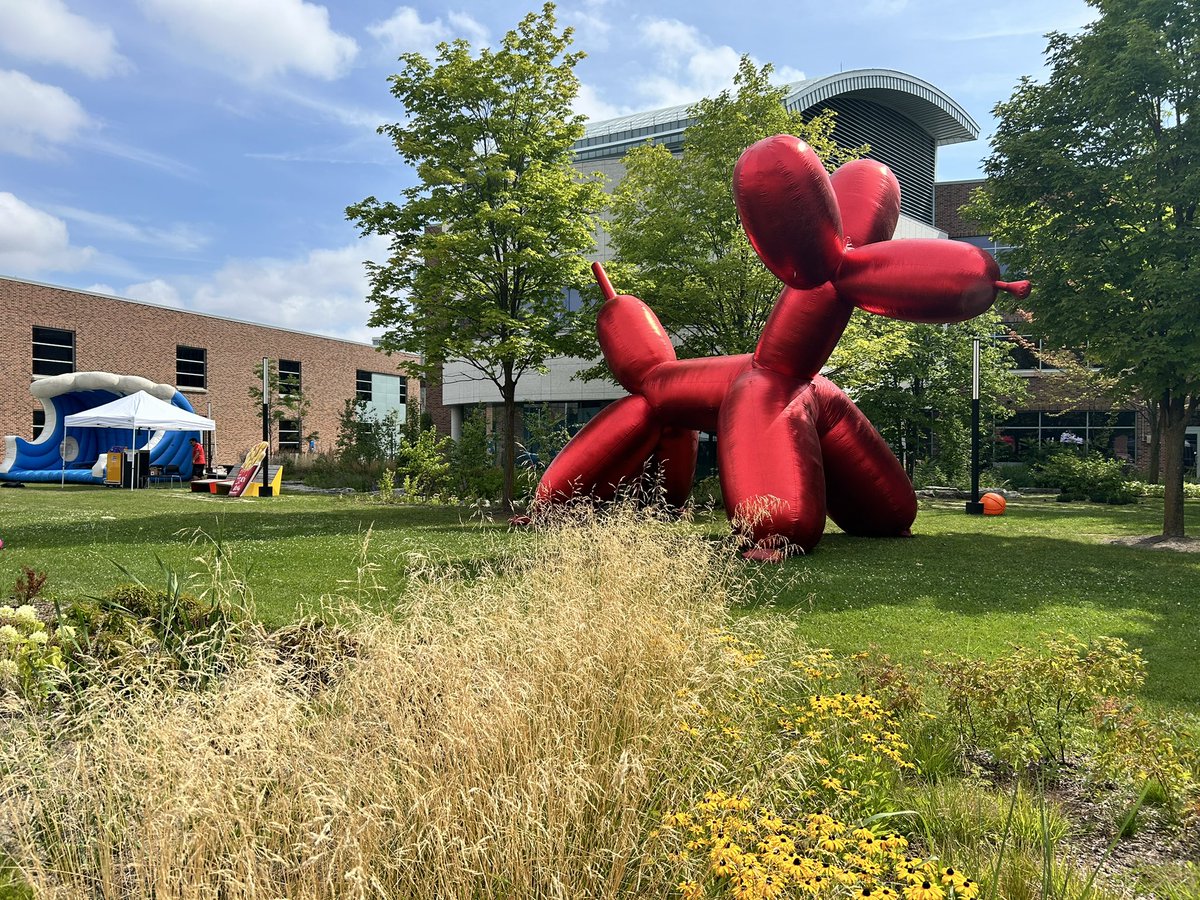 succeedwithnb's tweet image. Couldn’t be more #senecaproud of the @SenecaPoly Sports, Entertainment & Event Marketing students for their hard work in planning #sunfest. If you are in and around Seneca @ York today between 1130 and 330 come down to play games, eat yummy food and celebrate summer with us.