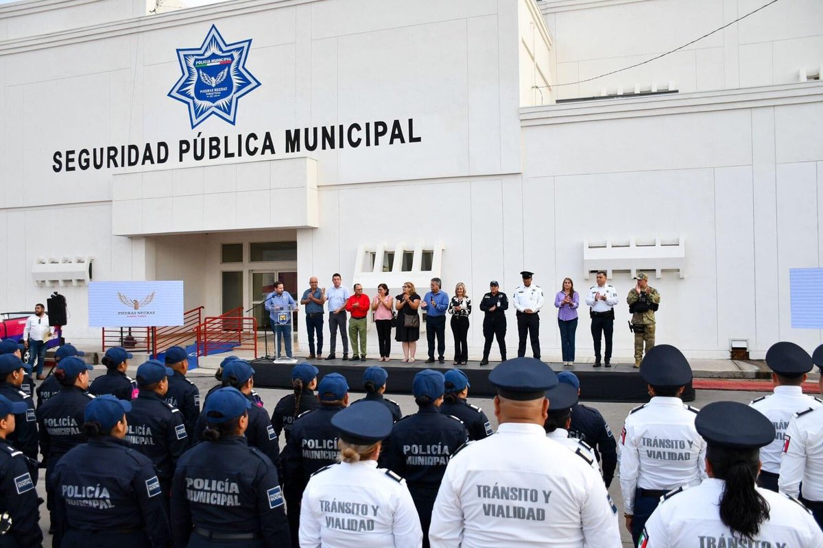 k911noticias's tweet photo. Reconocimiento a la Labor Policial en la Ceremonia del ‘Policía del Mes’

Esta mañana, la comunidad nigropetense se reunió para celebrar la ceremonia del ‘Policía del Mes’, un evento que resalta el compromiso y dedicación de aquellos que velan por la seguridad de sus ciudadanos. En esta ocasión, los oficiales Elizabeth Cruz García y Manuel de Jesús Saldivar Alba fueron reconocidos por su destacado desempeño en el cumplimiento de sus funciones.

La Presidenta Municipal, Norma Treviño Galindo, hizo un llamado a la comunidad para valorar el esfuerzo de los elementos de Seguridad Pública. A través de un emotivo video, la edil felicitó a todos los oficiales por haber obtenido altas calificaciones en su desempeño, destacando su profesionalismo y entrega.

“Es un orgullo contar con un equipo comprometido y dedicado a la seguridad y bienestar de las familias nigropetenses”, expresó Treviño Galindo durante la ceremonia. “Felicidades a todos: su esfuerzo y dedicación son un gran ejemplo para nuestra comunidad”.

El reconocimiento a los oficiales no solo resalta su valentía y arduo trabajo, sino que también busca inspirar a otros a seguir su ejemplo en la construcción de un entorno más seguro para todos. La ceremonia fue un reflejo de la importancia de la colaboración entre la comunidad y las fuerzas del orden, en un esfuerzo conjunto por preservar la paz y la tranquilidad en la región.
