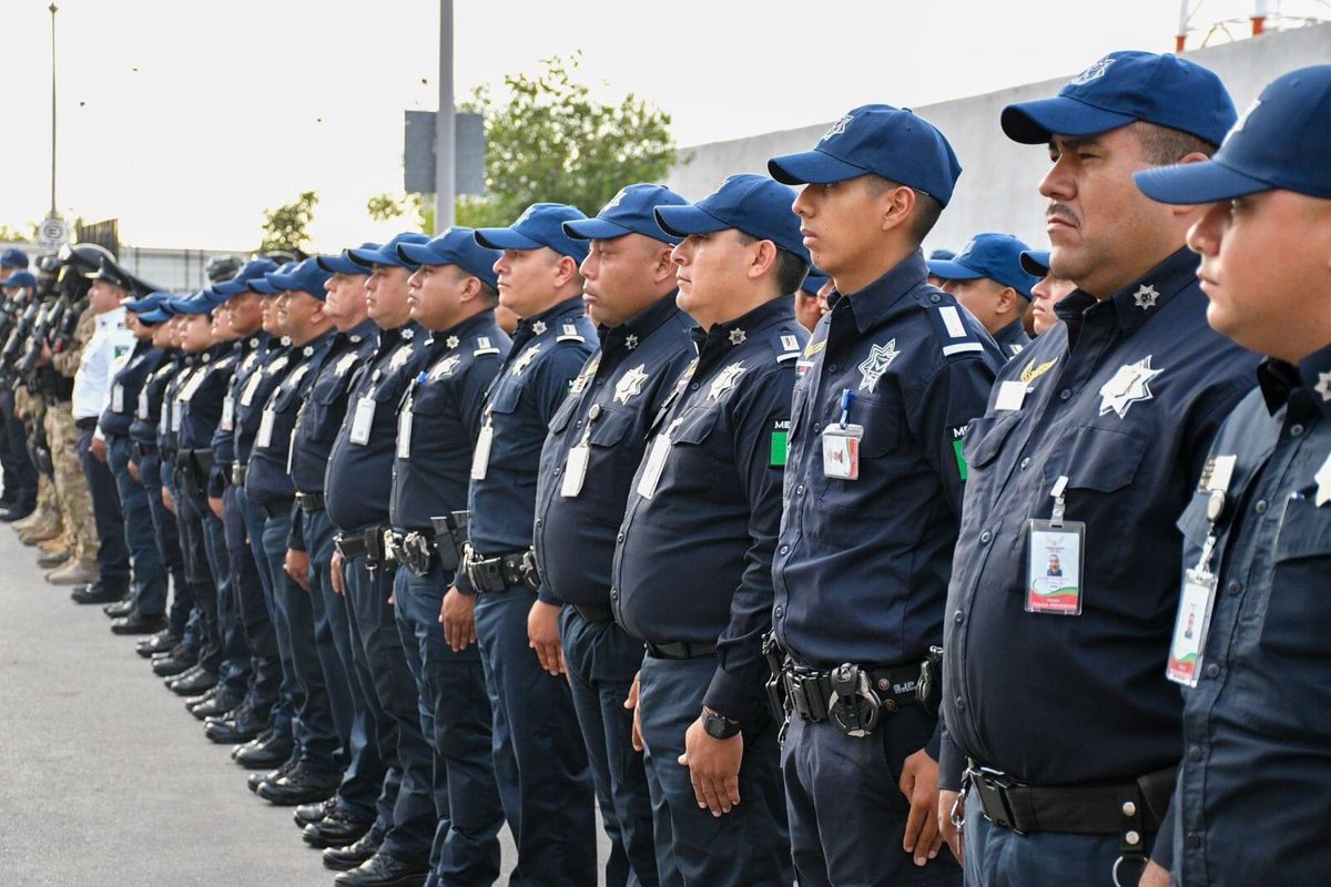 k911noticias's tweet photo. Reconocimiento a la Labor Policial en la Ceremonia del ‘Policía del Mes’

Esta mañana, la comunidad nigropetense se reunió para celebrar la ceremonia del ‘Policía del Mes’, un evento que resalta el compromiso y dedicación de aquellos que velan por la seguridad de sus ciudadanos. En esta ocasión, los oficiales Elizabeth Cruz García y Manuel de Jesús Saldivar Alba fueron reconocidos por su destacado desempeño en el cumplimiento de sus funciones.

La Presidenta Municipal, Norma Treviño Galindo, hizo un llamado a la comunidad para valorar el esfuerzo de los elementos de Seguridad Pública. A través de un emotivo video, la edil felicitó a todos los oficiales por haber obtenido altas calificaciones en su desempeño, destacando su profesionalismo y entrega.

“Es un orgullo contar con un equipo comprometido y dedicado a la seguridad y bienestar de las familias nigropetenses”, expresó Treviño Galindo durante la ceremonia. “Felicidades a todos: su esfuerzo y dedicación son un gran ejemplo para nuestra comunidad”.

El reconocimiento a los oficiales no solo resalta su valentía y arduo trabajo, sino que también busca inspirar a otros a seguir su ejemplo en la construcción de un entorno más seguro para todos. La ceremonia fue un reflejo de la importancia de la colaboración entre la comunidad y las fuerzas del orden, en un esfuerzo conjunto por preservar la paz y la tranquilidad en la región.
