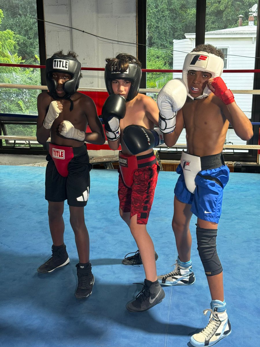 Be First Boxing‘s Derek Pagan in the white headgear sparred 2 of our young talented kids prepping for this Saturday’s championship fight in the finals of the New York metro tournament.